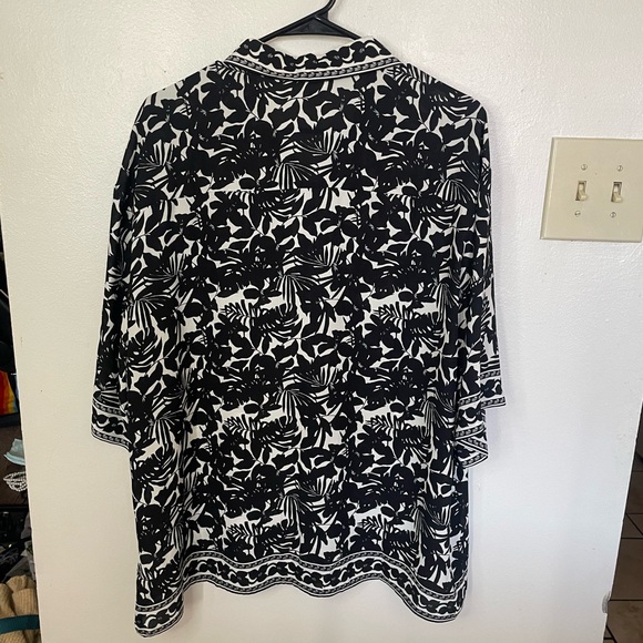 Black and White Patterned Blouse - Picture 3 of 4